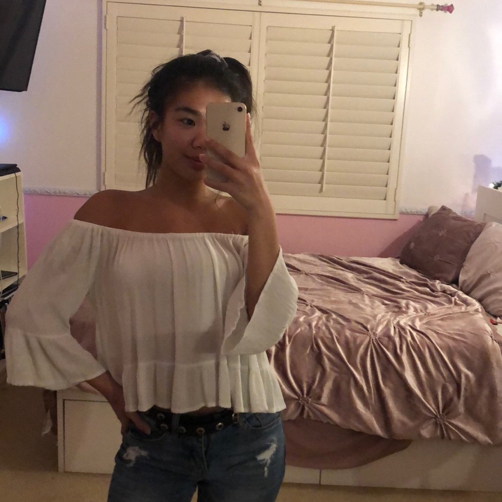 White off-shoulder top🤍